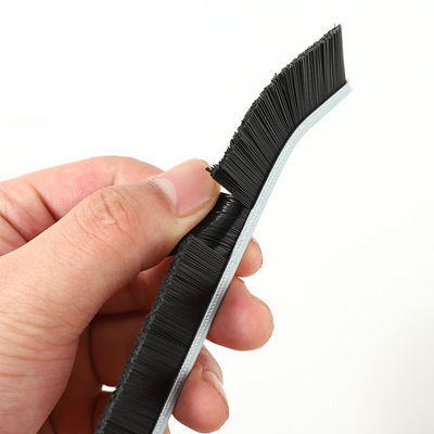 Schwarze Reinigungsbürste mit harten Breschen für die tiefe Reinigung schwer zugänglicher Ecken