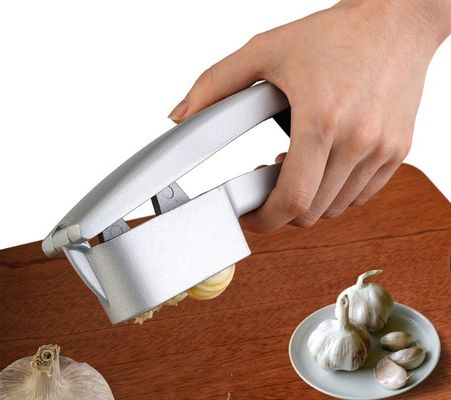 Kostenlose Probe 2 in 1 Manuelle Knoblauchpresse Minzer Küche Knoblauchschneider Schneider Tragbare Knoblauchschleifmaschine Maschine Gemüsewerkzeuge