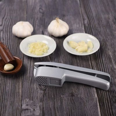 Kostenlose Probe 2 in 1 Manuelle Knoblauchpresse Minzer Küche Knoblauchschneider Schneider Tragbare Knoblauchschleifmaschine Maschine Gemüsewerkzeuge