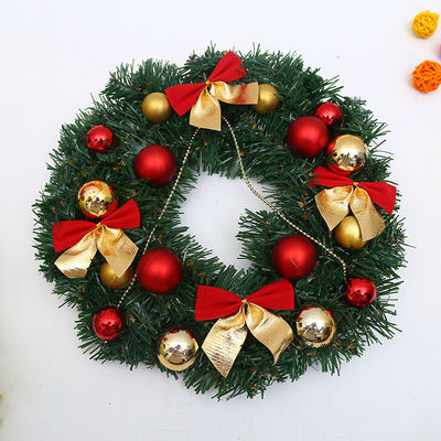 Bringen Sie Freude in Ihr Zuhause mit diesem Weihnachtskrans aus roten Beeren und Kiefernhähnchen