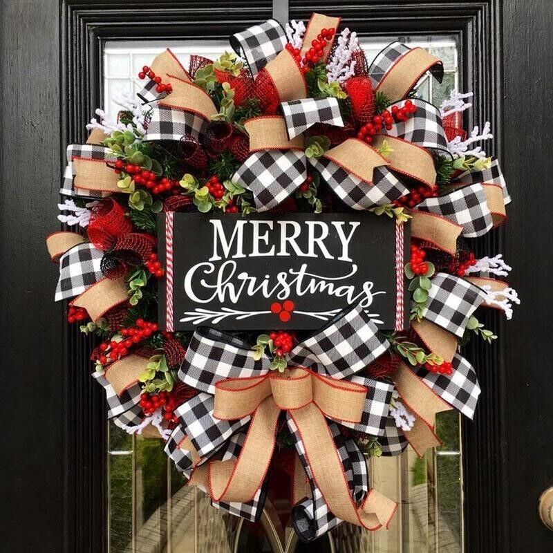 Bringen Sie Freude in Ihr Zuhause mit diesem Weihnachtskrans aus roten Beeren und Kiefernhähnchen
